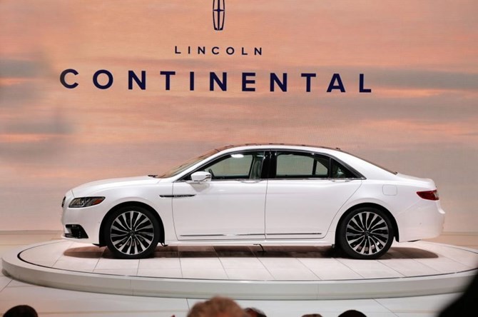 Tại triển lãm ôtô Detroit 2016 vừa qua, hãng xe con của Ford đã chính thức giới thiệu mẫu  Lincoln Continental 2017. Mẫu sedan hạng sang, cỡ lớn đối đầu Audi A8 hay BMW 7-Series, Mercedes S-Class.